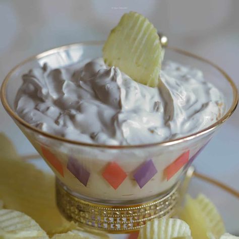 Lipton California Dip (Lipton Onion Soup Dip) French Onion Dip Recipe Lipton, Lipton Onion Soup Dip Recipe, Lipton Onion Soup Dip, Onion Soup Potatoes, Onion Soup Dip, French Onion Dip Recipe, Dip For Potato Chips, Soup Potato, Chip Dip Recipes