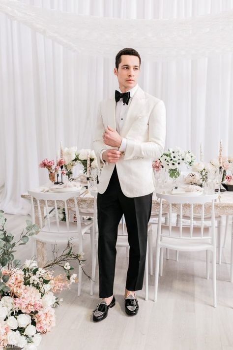 Love and Lace ~ WedLuxe Media White Tuxedo Men, Off White Tuxedo, Men's Tuxedo Wedding, Black Bowtie, 17 December, Groom Tuxedo, White Tuxedo, Old Hollywood Glam, Wedding Luxury