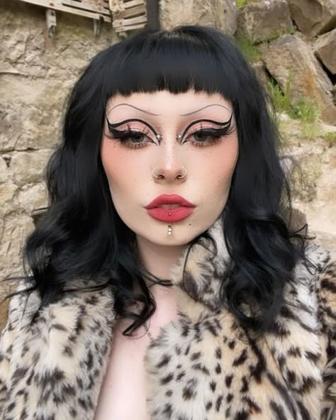 Hot Goth Makeup, Gothic Makeup Looks, Gothic Makeup Ideas, Halloween Makeup Ideas For Women, Awesome Halloween Makeup, Kat Slater, Tbh Instagram, Punky Hair, Maquillage Goth