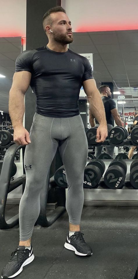 Men in spandex / lycra training gear. Since 2011. All pics found on the web. If you want a pic removed let me know. Muscular Men Fashion, Confident Men, Sporty Outfits Men, Mens Gym Fashion, Mens Compression Pants, Fashion Models Men, Gym Wear Men, Lycra Leggings, Gym Outfit Men