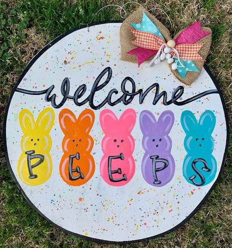 Dress up your front door for Easter with this cute lightweight wood handmade Easter Welcome Peeps door hanger! A perfect treat for your home or as a gift! This listing is for one hand painted door hanger that is ready to hang with a sturdy metal wire. Item includes an attached hand crafted matching bow. This door hanger is made from 1/4 inch wood and is sealed with a protective coating to protect against the elements. Please note that this item will have greater longevity if on a covered porch a Diy Easter Door Hanger, Valentine Door Hanger Ideas, Peeps Door Hanger, Easter Diy Crafts For Kids, Easter Door Hanger Ideas, Easter Sign Ideas, Painted Door Hanger Ideas, Easter Round Door Hangers, Wood Door Signs Front Porches