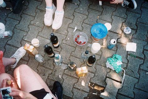 Lofi Scifi, Drinking Outside, Drunk Photos, Film Friends, Tumblr Grunge Aesthetic, Drinking With Friends, Picnic Wine, Wine Branding