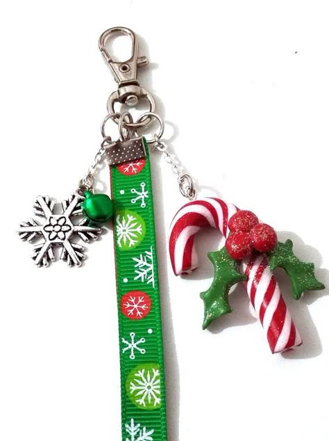 Fimo Christmas, Pasta Blanca, Crea Fimo, Clay Keychain, Clay Christmas, Noel Diy, Polymer Clay Christmas, Bead Charms Diy, Holiday Earrings