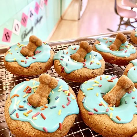 Best Dog Treats, Dog Cookie Recipes, Dog Cake Recipes, Pet Treats Recipes, Colorful Hairstyles, Dog Biscuit Recipes, Easy Dog Treats, Healthy Dog Treats Homemade, Dog Treats Homemade Recipes