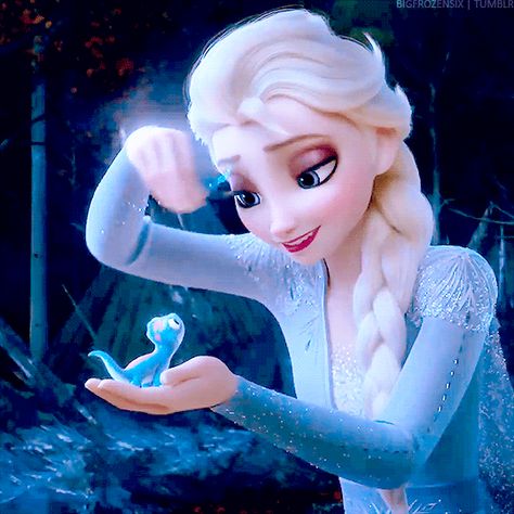 https://i.pinimg.com/originals/8d/84/0b/8d840bd062b3fc2baf44381a3bd65255.gif Elsa Gif, Frozen Gif, Frozen Wallpaper, Anna Disney, Frozen Costume, Disney Princess Fashion, Frozen Disney Movie, Disney Gif, Disney Princess Frozen