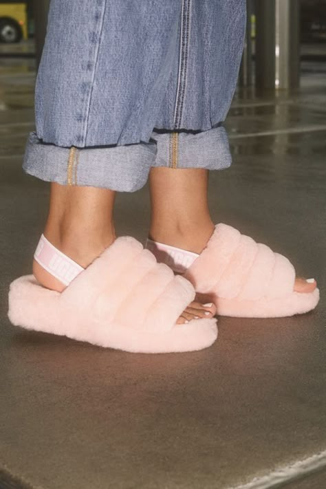 Ugg Fluff Yeah Slides Outfit, Girls Sneakers Outfit, Ugg Fluff Yeah Slides, Fluff Yeah Slide, Slippers Outfit, Slides Outfit, Fluffy Shoes, Nike Sneakers Outfit, Ugg Sandals