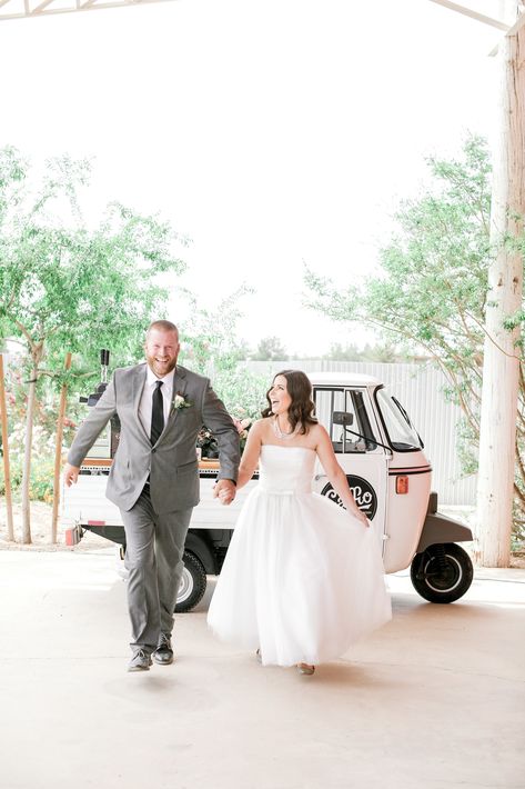 Caffio Espresso cart at Schnepf Farms Photo by Ryann Lindsey #theperfectlend #decor #wedding #bridal #coffee #espresso #wedding #photography Espresso Wedding, Espresso Cart, Schnepf Farms, Farm Photo, Coffee Espresso, Decor Wedding, Wedding Couples, Wedding Photo, Wedding Sneaker