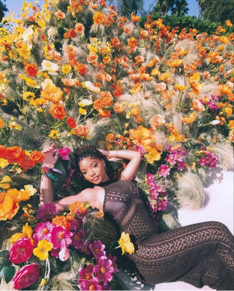 Twa Hairstyles, Chloe X Halle, Beautiful Photoshoot Ideas, Flower Photoshoot, Studio Photography Poses, Desert Dream, Halle Bailey, Photoshoot Themes, Photoshoot Concept