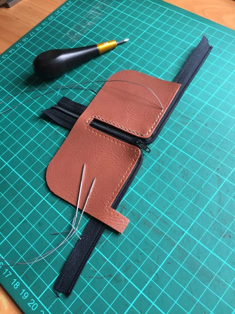 Leather Coin Purse Pattern, Diy Leather Wallet Pattern, Small Leather Projects, Purse Template, Diy Leather Wallet, Leather Coin Pouch, Coin Purse Pattern, Leather Working Patterns, Diy Leather Projects