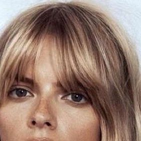 HARI’s Salons on Instagram: "Todays #StyleIcon is none other than Jane Birkin and her Curtain Fringe. @craigtaylorhair and @annyhunter are giving us the low down on how best to work yours @getthegloss so go check it out. ♥️ • • • • #HARIsHair #HairSalon #60s #JaneBirken #CurtainFringe #IL❤️VEHARIs" Jane Birkin Hairstyle, 60s Bangs Short Hair, Jane Birkin Fringe, Birkin Fringe, 60s Fringe Hair, Jane Birkin Bangs, Jane Birkin Hair, Fringe 2024, French Fringe Bangs