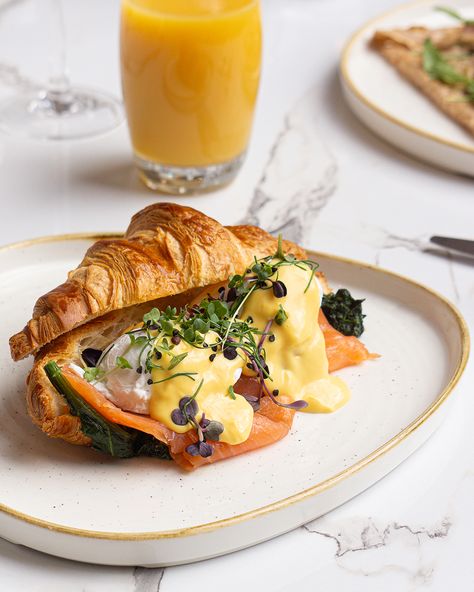 Sometimes Sundays call for class and comfort! Eggs Benedict Croissant, Croissant Eggs Benedict, Croissant Benedict, Smoked Salmon Croissant, Salmon Croissant, Egg Croissant, Croissant Recipes, Food References, Butter Croissant