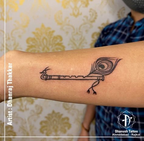 Bansuri Mehndi Design, Krishna Basuri Tattoo, Flute And Feather Tattoo, Flute Tattoo Designs For Women, Basuri Flute Tattoo, Flute With Peacock Feather Drawing, Basuri Krishna Flute Tattoo, Flute Tatoos, Flute Tattoo Design