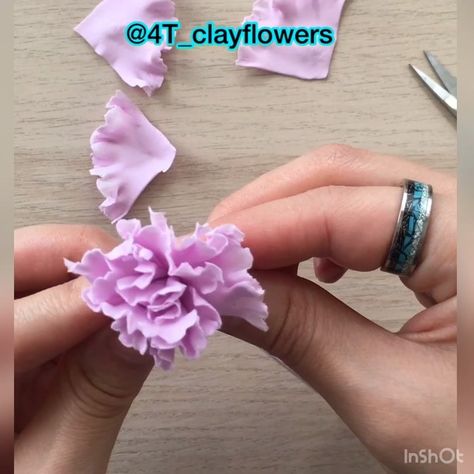 Sugar Flowers Tutorial, Clay Keychain, Gum Paste Flowers, Brooch Diy, Sugar Craft, Soutache Jewelry, Art Clay, Clay Flowers, Pasta Flexible