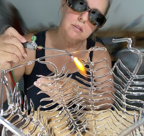 Creating a Glass Seaweed Sculpture using a small Smith Torch Torch Glass Art, Borosilicate Glass Art, Liquid Glass Projects, Seaweed Sculpture, Broken Glass Crafts, Melting Glass, Glass Fusing Projects, Art Process, Making Glass