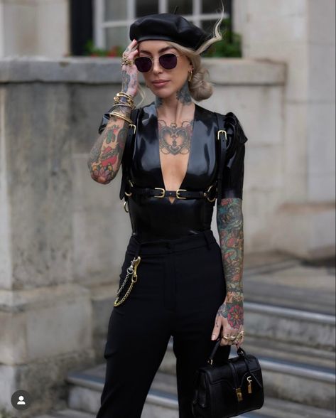 Black Style Aesthetic, Glamour Goth, Stile Punk Rock, Sammi Jefcoate, Black Dress Aesthetic, Black Style Fashion, Harness Outfit, Harness Fashion, Rock Outfits