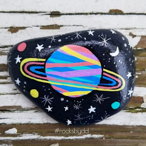 Planet Rock Painting, Outer Space Painted Rocks, Space Rock Painting Ideas, Space Painted Rocks, Space Rock Painting, Rock Doodles, Kick Rocks, Rocks Painting, Diy Pottery Painting