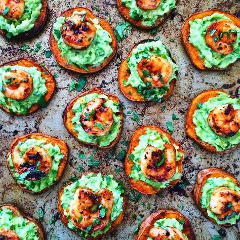 Spicy Shrimp and Guacamole on Sweet Potato “Toasts”  – The Holistic Avocado Appetizers Seafood, Appetizers Cold, Potato Appetizers, Sweet Potato Toast, Fest Temaer, Easy Seafood, Seafood Appetizers, Spicy Shrimp, Appetizers Easy