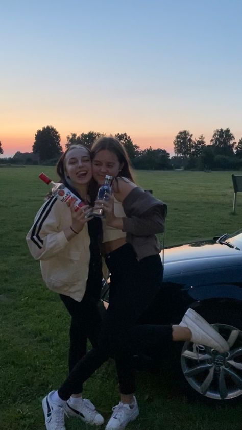 #party #sunset #friends #friendgroup #vibes #summer #summervibes #aesthetic #firstday #firstdayofsummer #summerbreak Friendgroup Aesthetic Summer, Summer In The Uk, Summer Break Aesthetic, Forever Young Aesthetic, Uk Summer Aesthetic, Friends Uk, Summer Vibes Friends, Uk Culture, Sunset Friends