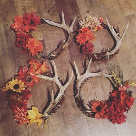 how cute would these be on the end of pews? Fall Antler Decor, Antler Diy Decor, Projects With Deer Antlers, Deer Horns Decor Diy, Antler Crafts Projects, Crafts With Antlers, Deer Shed Decor, Antler Art Projects, Antler Diy Projects