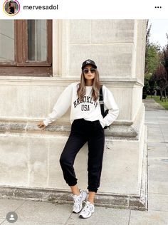 Comfy Movie Night Outfit, White Cap Outfit, Comfy Movie Night, Movie Night Outfit, Cap Outfits For Women, Outfit Ideas For College, Sporty Chic Outfits, Casual Sporty Outfits, College Outfit Ideas