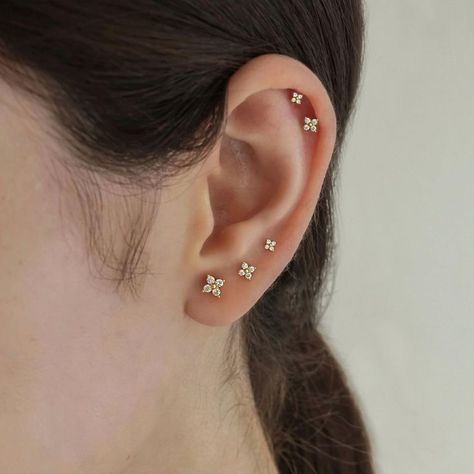 Minimalist Ear Piercings, Minimalist Stud Earrings, Earring Minimalist, Helix Piercing Jewelry, Cool Ear Piercings, Pretty Ear Piercings, Minimalist Earrings Studs, New York Studio, Minimalist Studs