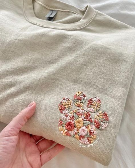 Embroidery Dog Paw, Cat Paw Embroidery, Paw Embroidery, Paw Print Embroidery, Embroidery T Shirt, Basic Embroidery Stitches, Handmade Embroidery Designs, Thread Colors, Sewing Embroidery Designs