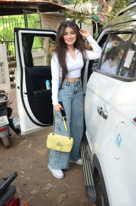 Casual Crop Top Outfits Jeans, Baggy Jeans Outfit Indian, Crop And Jeans Outfit, Poses For Crop Tops, Crop Tops On Jeans, Aditi Bhatia Outfit, Crop Top Outfits With Jeans Casual, White Tops And Jeans Outfit, How To Style White Crop Top