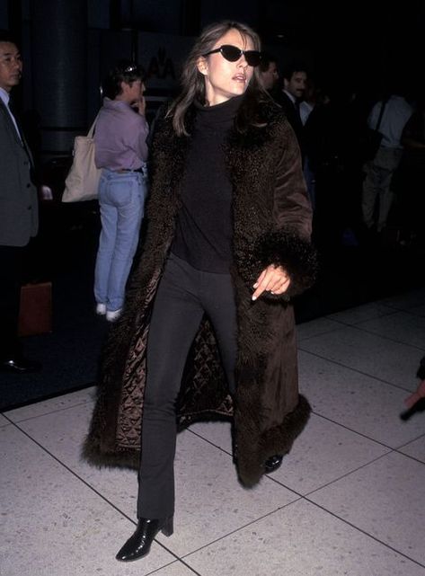 iconic 90s fashion moments Iconic 90s Celeb Outfits, London 90s Fashion, New York 90s Fashion, Liz Hurley 90s, Meg Ryan Outfits, 90s Street Style, 90s Winter, Sleeveless Turtleneck Top, Iconic Outfits