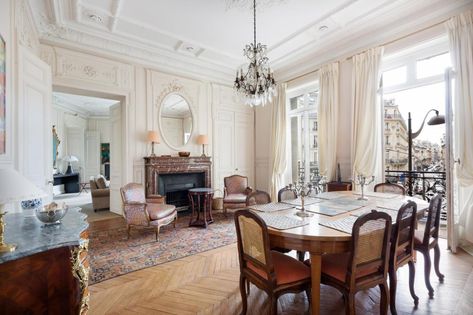 Paris Apartment Kitchen, Haussmann Interior, Haussmann Paris, Classy Apartment, Parisian Interior Design, Parisian Decor, Parisian Interior, Apartment Dining Room, 1st Apartment