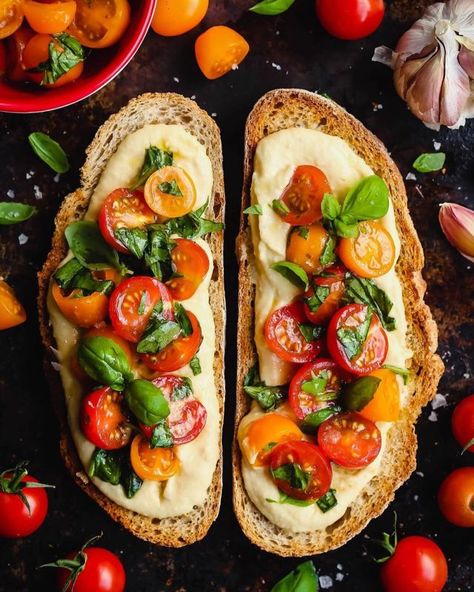 Hummus Bruchetta Becoming Vegetarian, Vegan Plan, Hummus Ingredients, Tomato Bruschetta, Vegetarian Lifestyle, Hummus Recipe, Delicious Vegetarian, Delicious Vegan Recipes, Daily Meals