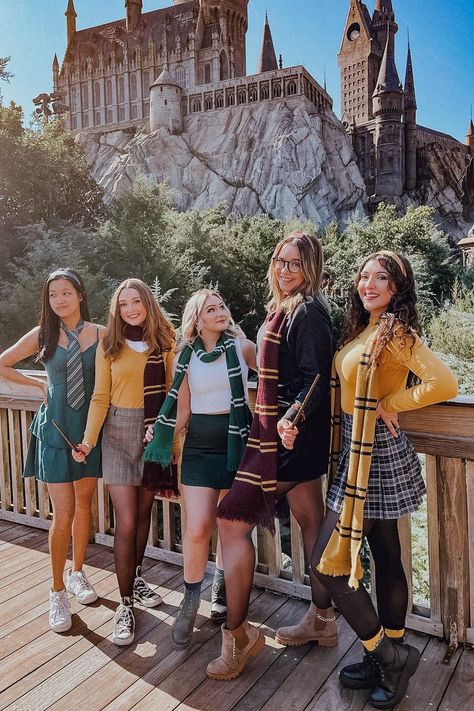 Disney Universal Outfits, Harry Potter Wizarding World Outfits, Harry Potter Disney Outfit, Harry Potter World Outfit Winter, Outfits For Harry Potter World, Hufflepuff Outfit Universal, Universal Studios Florida Outfits, Harry Potter World Orlando Outfit, Universal Wizarding World