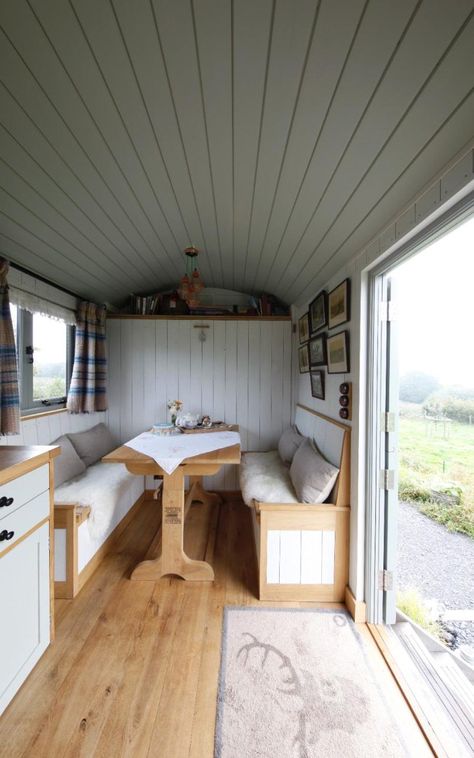 How to bring your holiday back home into your interior design Shepherds Hut Interior, Tiny House Ideas Cottages, Hut Interior, Diy Tiny House Plans, Small Houses On Wheels, Interior Cottage, Shepherds Huts, Shepherd Hut, Shepherd Huts