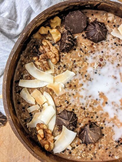 A large Chocolate Coconut Quinoa Breakfast Bowl for a filling, nutritious and delicious meal to start your day. This healthy grain-free porridge uses coconut milk, making it a great Vegan option too!A Breakfast Chocolate Quinoa Chia Pudding!While this may be a breakfast bowl, I actually had it for my evening meal. Porridge doesn’t have to be reserved for breakfast only.Putting that aside, quinoa is usually associated with being a substitute for rice - that too in savory recipes. But it… Greek Yogurt Breakfast Bowl, Yogurt Breakfast Bowl, Greek Yogurt Breakfast, Coconut Quinoa, Breakfast Bowls Recipe, Refreshing Breakfast, Quinoa Breakfast Bowl, Banana Smoothie Bowl, Healthy Breakfast Bowls