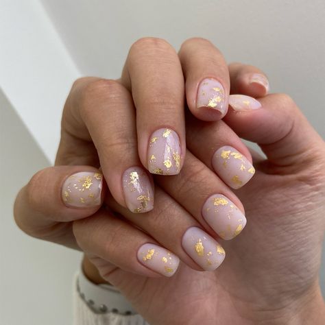 Chrome Nails With Gold Foil, Dip Foil Nails, Golden Short Nails Designs, Simple Foil Nails, Simple Nails Gold Foil, Manicure Gold Foil, Gold Foil Flake Nails, White Nail Gold Foil, White Gold Short Nails