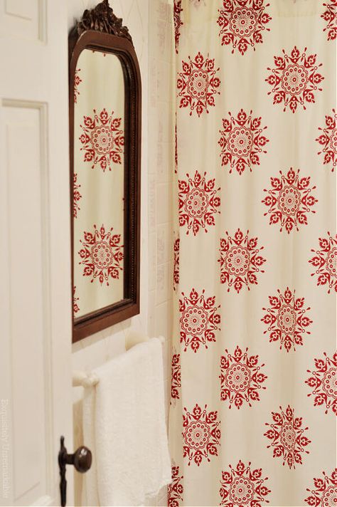 Cottage Style Bathroom Red and White Floral Shower Curtain Blue And Red Bathroom Ideas, Red Accent Bathroom, Cottage Bathroom Shower Curtains, Red Themed Bathroom, Red And Pink Bathroom, Red Bathroom Ideas, Red And White Bathroom, Bookshelf Dollhouse, Cottage Bathrooms