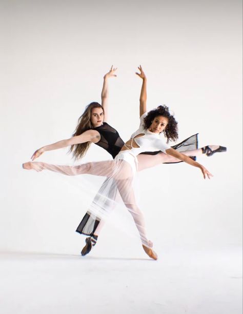 Dance Partner Photography, 4 Person Dance Poses, Modern Dance Partnering, Duet Dance Poses For Pictures, Dance Poses For Two People, Duo Ballet Poses, Partner Dance Photography, Dance Duo Poses, Dance Pictures With Friends