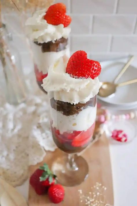 Easter Parfait, Leftover Brownies, Easy Parfait, Dessert Dip Recipes, Parfait Recipe, Desserts In A Glass, Jam Tarts, Mule Recipe, Parfait Recipes