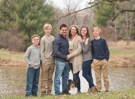 Neutral color scheme during large family photography session in Iowa Neutral Family Photos, Large Family Photography, Large Family Poses, Family Photo Colors, Fam Pics, Large Family Photos, Winter Family Photos, Fall Family Photo Outfits, Family Portrait Poses