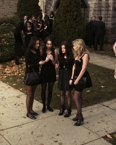 Basic Dresses Outfit, Pll Group Photos, Pll Dresses, Pll Original Sin Outfits, Ashely Benson, Pll Screencaps, Pretty Little Liars Outfits, Pll Outfits, Pll Fashion