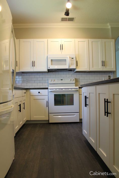 White Kitchen With Black Countertops, Kitchen With Black Countertops, Simple White Kitchen, White Cabinets Black Countertops, White Cabinets White Countertops, Black Kitchen Countertops, White Kitchen Appliances, Off White Kitchens, Order Kitchen