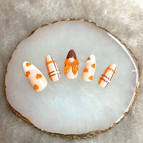 Thanksgiving Nails Pumpkin, November Thanksgiving Nails, Pie Nails Art, Fun Thanksgiving Nails, Thanksgiving Themed Nails, Thanksgiving Nails Almond Shape, Thanksgiving Nail Designs Gel, Pumpkin Pie Nails, Thanksgiving Nails Gel