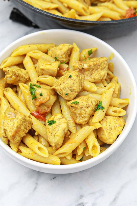 Easy curry chicken pasta recipe. Creamy, packed full of flavor and delicious. This Curry pasta is ready in just 15 minutes. Curry Alfredo Pasta, Maple Curry Chicken Pasta, Curry Chicken Pasta, Cream Chicken Pasta, Pasta Recipe Creamy, Sheet Meals, Best Spaghetti Recipe, Creamy Chicken Curry, Chicken Pasta Salad Recipes