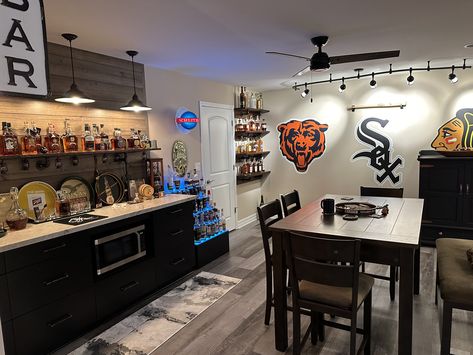 Home Sports Bar, Garage Bar Ideas, American Sports Bar, Basement Bar Design, Basement Makeover, Bar Room, Garage Bar, Basement Bar, Sports Bar