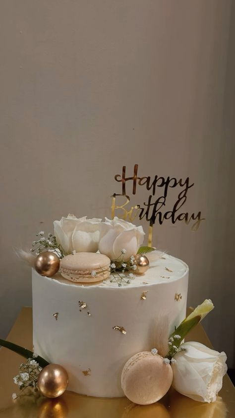 Cake Design With Macaron, Birthday Cake Ideas With Macarons, Minimal Cake Design Birthday, 60th Birthday Cake Ideas For Women, Minimal Cake Design, Minimal Birthday Cake, 50th Birthday Cake Designs, Cake Design Birthday, Rose Macarons