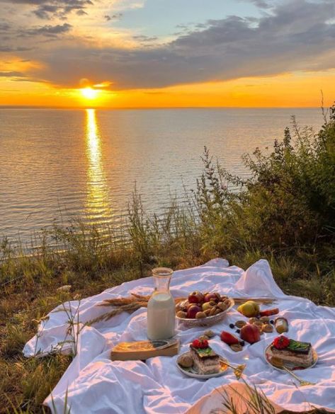 Sunset Picnic, Hey Siri, Dream Dates, Picnic Inspiration, Picnic Date, Spring Vibes, A Picnic, Summer Dream, Just Smile