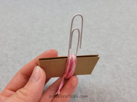 Tassel Paperclip Bookmark | DIY Tutorial - Pastel Craft Cafe Diy Chip Clips, Origami Bookmark Tutorial, Paperclip Bookmarks Diy, Paper Clip Bookmarks Diy, Cute Paperclips Diy, Twine Jewelry, Diy Paperclip, Cute Paperclips, Paper Clip Bookmarks