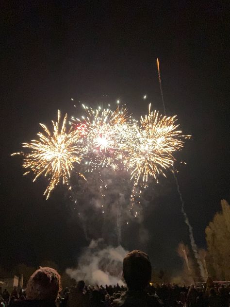 Firework Night Aesthetic, November Aesthetic Month, School Events Aesthetic, Bombfire Night, Bonfire Night Aesthetic, Bonfire Night Pictures, Fall Bonfire Party, Bonfire Night Guy Fawkes, Bonfire Aesthetic