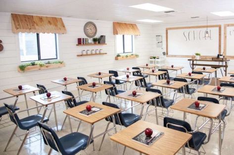 Chip and Joanna Gaines Gave a 6th Grade Classroom a Farmhouse-Style Makeover Business Classroom, Life Background, Classroom Interior, Classroom Hacks, Classroom Makeover, Modern Classroom, School Interior, Future Teacher, Teacher Desk