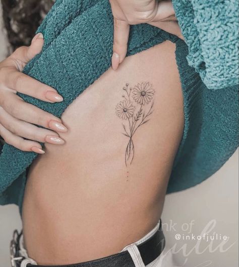 Dainty Flower Bouquet Tattoo Placement, Tattoo Ideas Female Side Ribs Flower, Daisy Tattoo Side Rib, Side Tattoos Flowers, Daisy Side Tattoo, Dandelion Tattoo Ribcage, Flower Bouquet On Ribs Tattoo, Flower With Writing In Stem Tattoo, Dandelion Rib Tattoo