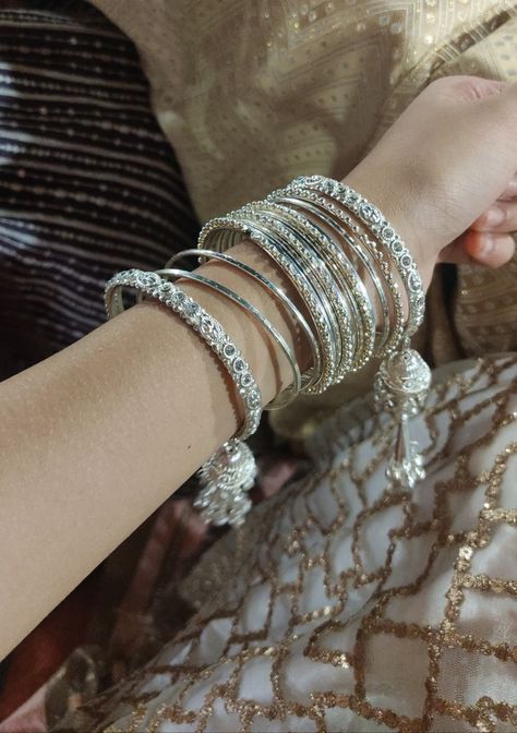 Bangles Snap, Hide Pose, Imagine Photo, Oxidized Bangles, Oxidised Bangles, Wedding Bangles, Wedding Snapchat, Beautiful Eyes Pics, Pretty Jewelry Necklaces